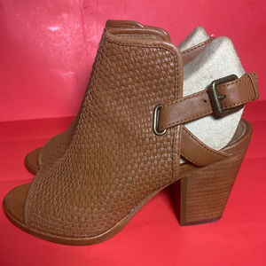 frye cognac weaved leather pattern sandals 7